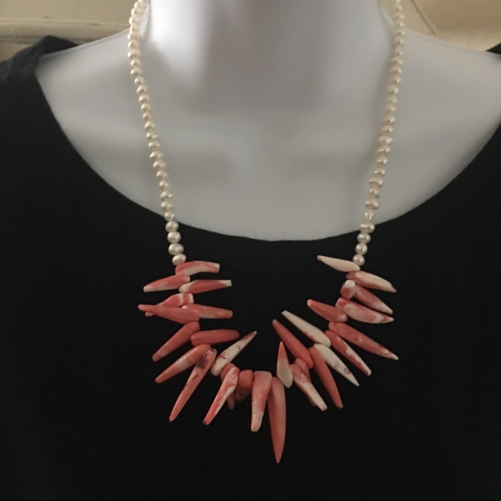 Pink coral & cultured freshwater pearl necklace - Picture 3 of 8